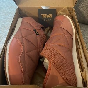 NWT Teva Re-Ember Moc